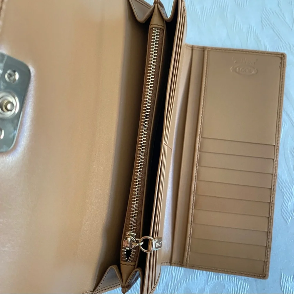 Tod's cognac brown leather wallet